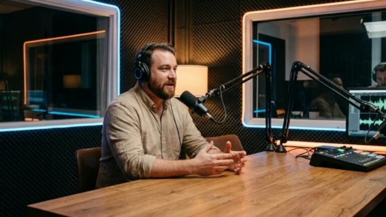 Homme au micro dans studio d'enregistrement professionnel Arena Studio, casque, console et isolation acoustique.